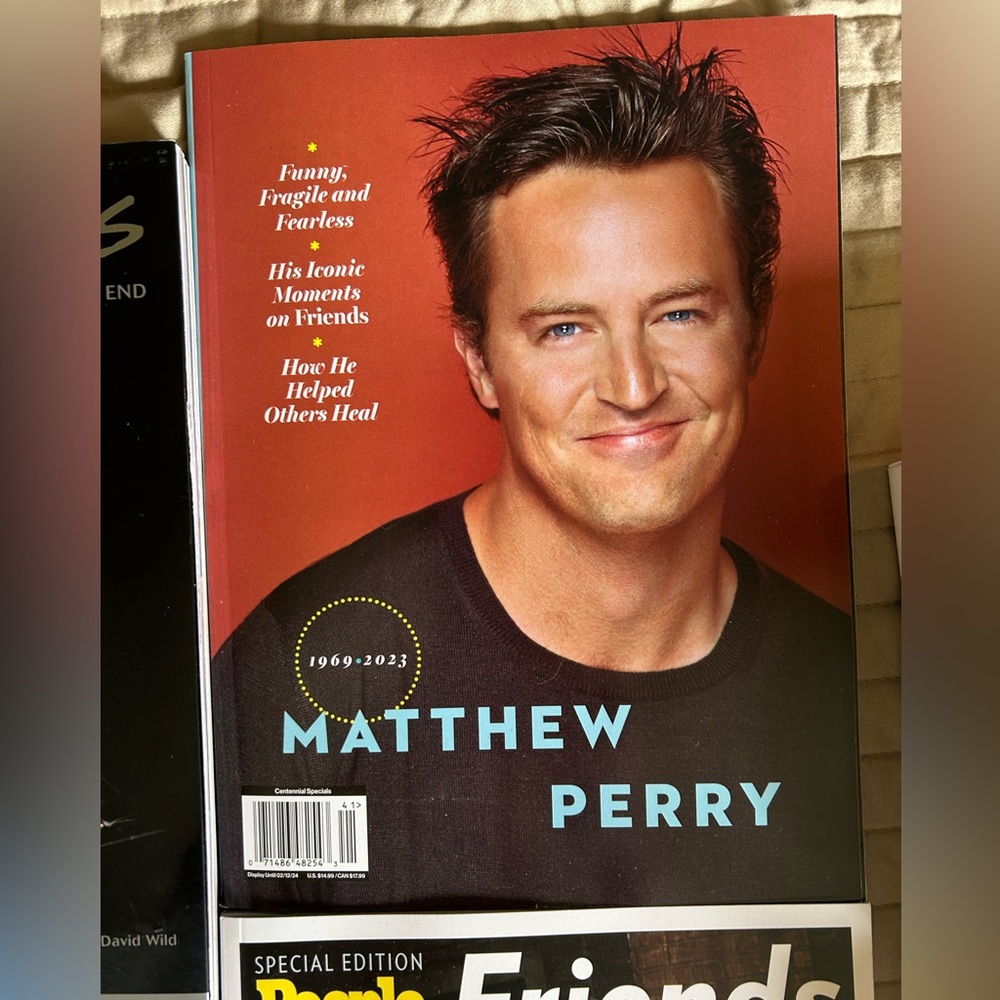 Friends TV Show Memorabilia Set - Picture 3 of 8